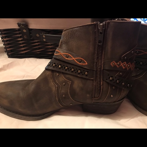 Circle G Women’s Studded Harness Booties Size 10 - Picture 4 of 6